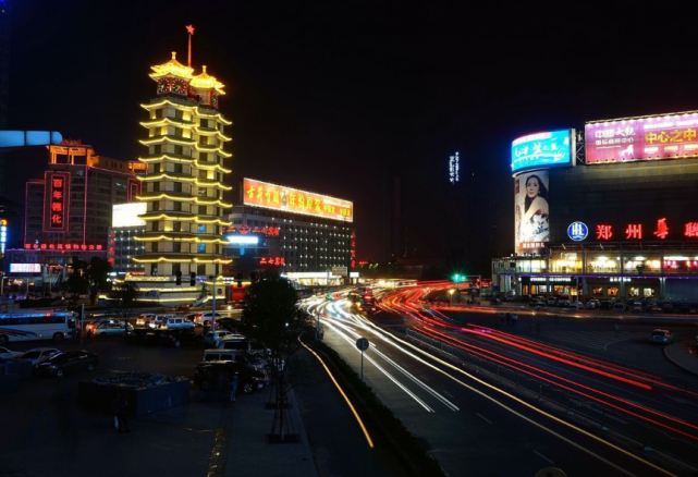 郑州夜晚最"靓丽"的风景:街道上游客你来我往,满满的