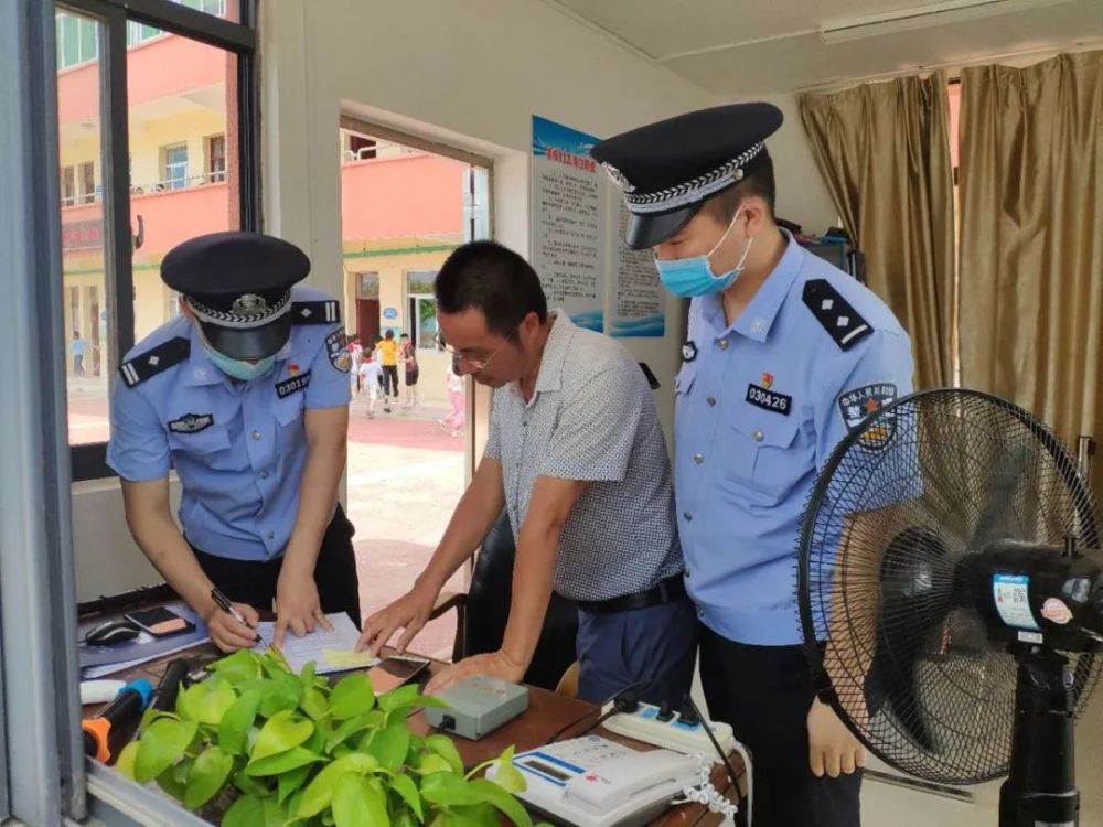 "小神兽"归位,平潭警察蜀黍再次开启"强力护学"模式_腾讯新闻