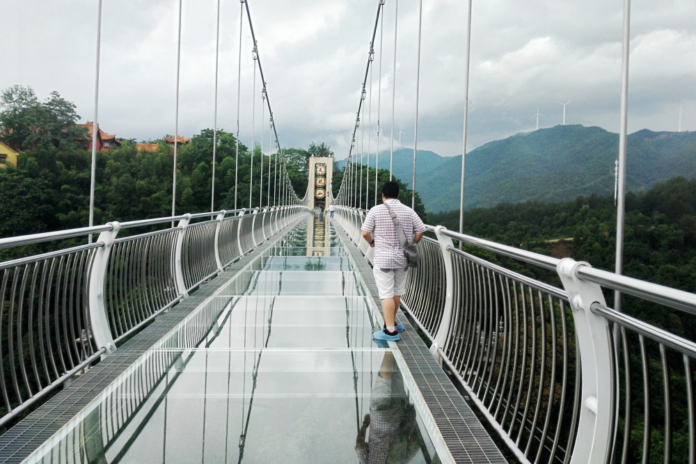 玻璃桥上风雨疾,数百游客抱团避"难",不是温州,也不是