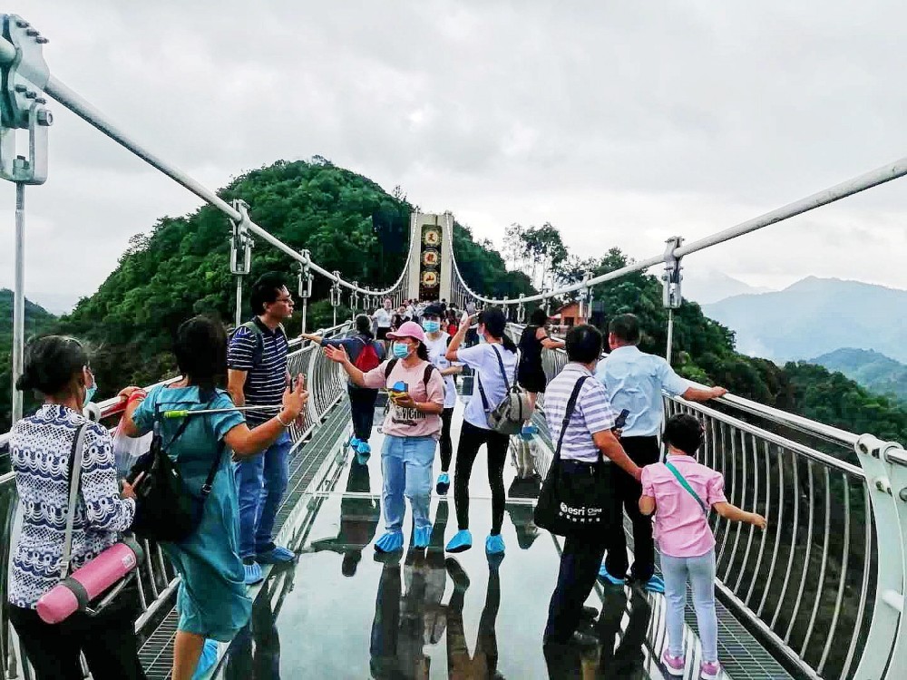 玻璃桥上风雨疾,数百游客抱团避"难",不是温州,也不是