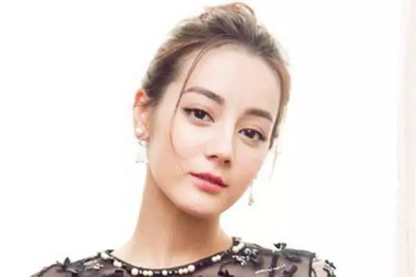 “美瞳线”再见！迪丽热巴“落日线”超显眼大！