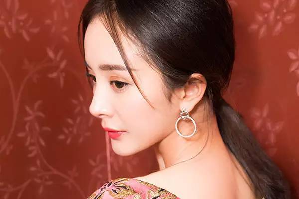 “美瞳线”再见！迪丽热巴“落日线”超显眼大！