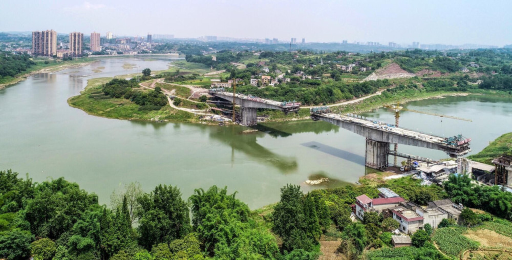 胡市沱江大桥正在建设.牟科摄.