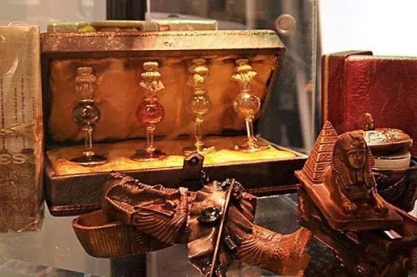 是谁成就了气味魔法瓶？大牌香水中隐藏的彩蛋，一起了解一下