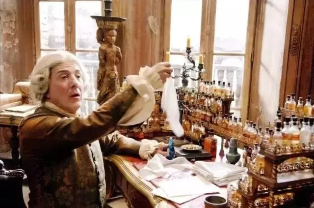 是谁成就了气味魔法瓶？大牌香水中隐藏的彩蛋，一起了解一下