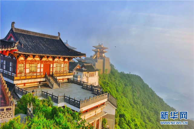 宝珠峰风光. 大洪山落日余晖. 航拍宝珠峰. 山顶上的古刹. 山间湖泊.