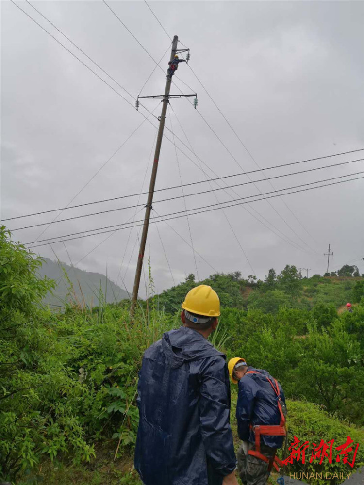 国网古丈公司:线路雷击断线 电力员工冒雨抢修