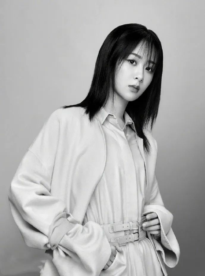 杨紫这是瘦太多还是修图太过？小圆脸成了锥子脸，精致成熟多了