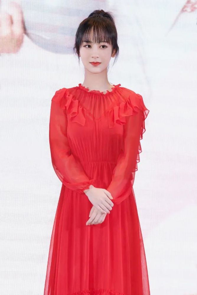 杨紫这是瘦太多还是修图太过？小圆脸成了锥子脸，精致成熟多了