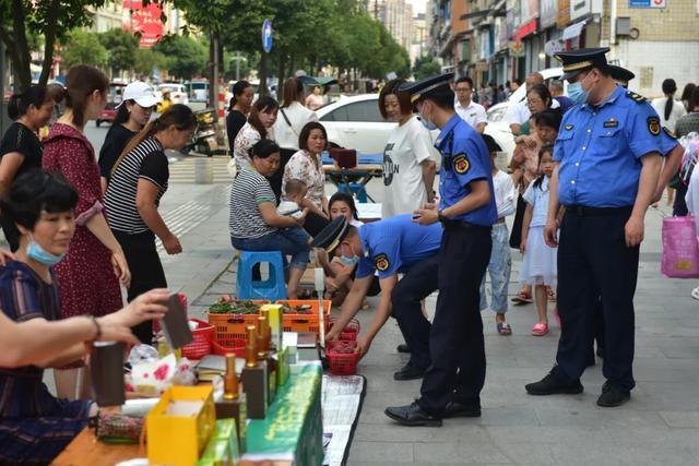 地摊经济火了摊主自述一天最高赚4000 城管协管员:我一个月才3千块
