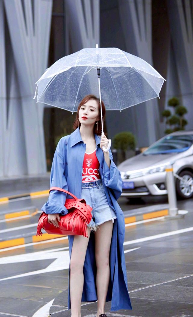 拥有好身材的胡冰卿确实很敢挑战,身穿一条宽松的条纹裙搭配一件蓝色