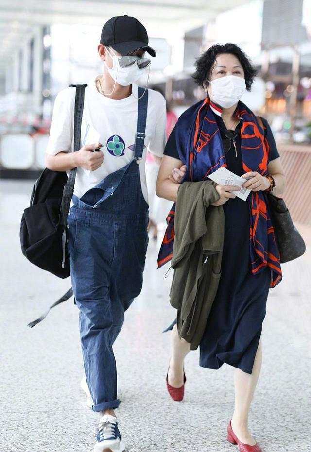 文章大变风格！穿绿色背心戴大金链健身，一股狠劲手臂肌肉很发达