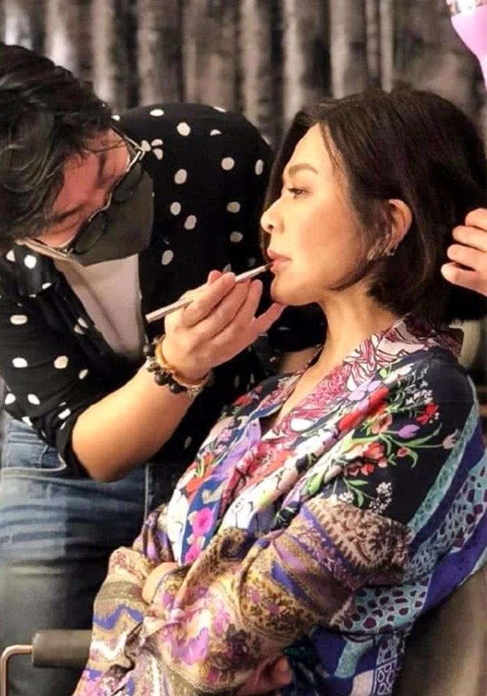 57岁关之琳近照，未修图脸部皱纹太真实！这才是五十岁该有的样子