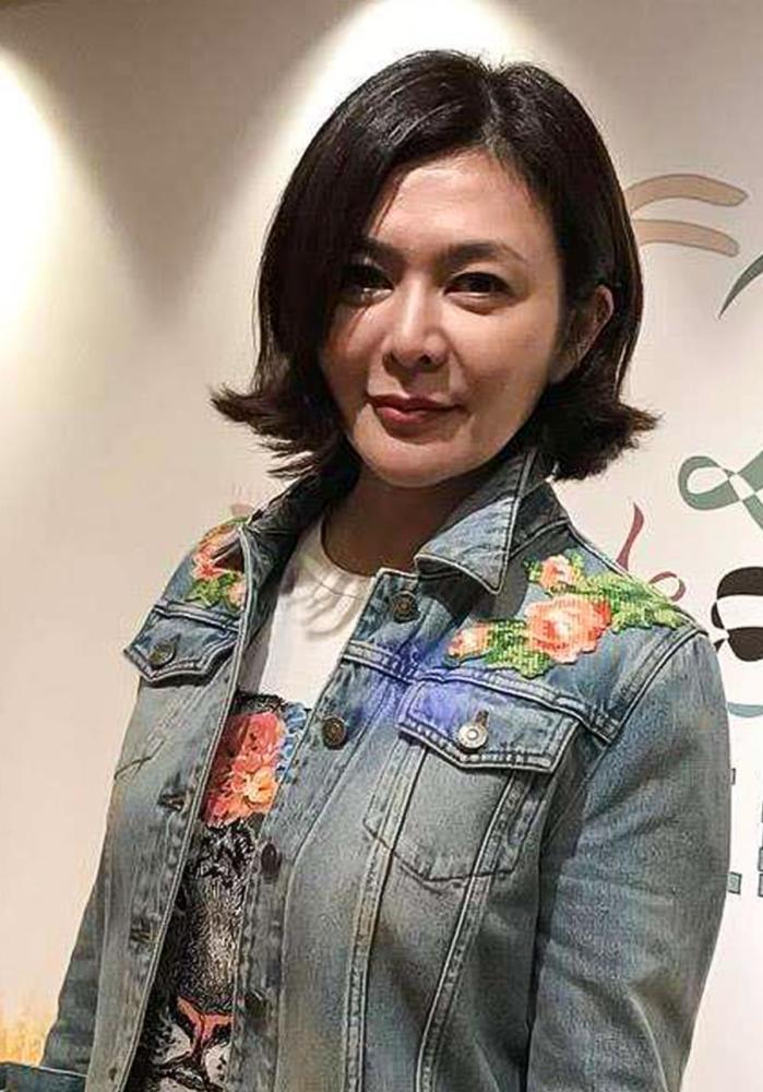 57岁关之琳近照，未修图脸部皱纹太真实！这才是五十岁该有的样子