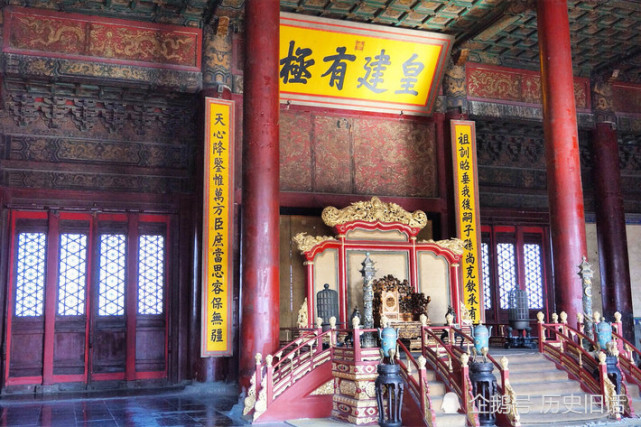 保和殿内部故宫三大殿是明清时期朝廷最重要的三座宫殿,国家重大典礼