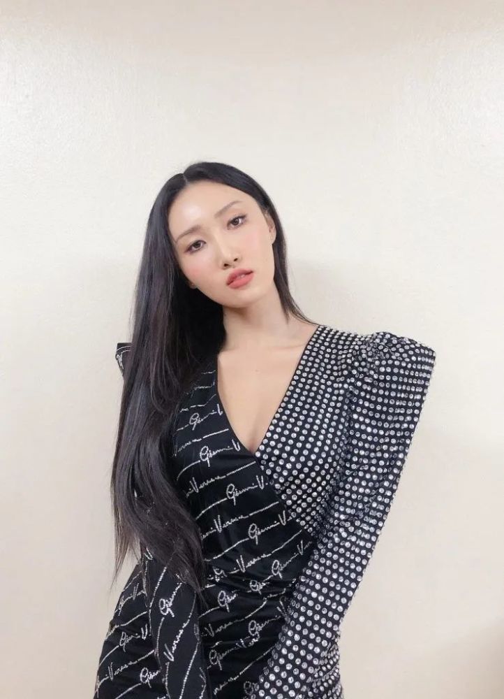 恨不得靠修图换个头的杨紫，竟然也有修图师绝对不许P的地方？