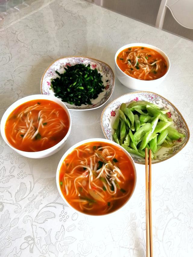 我家从不吃外卖,家常晚餐自己做,两菜一汤,花钱少,吃