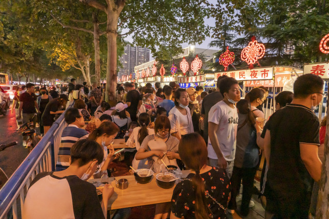 实拍石家庄泰华街夜市,市民摩肩接踵,吃美食