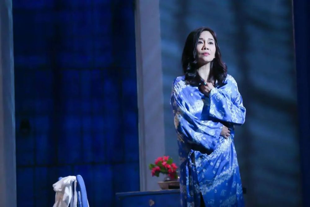 49岁“短发女神”陈松伶，穿粉色少女范T恤，逆龄生长惹人羡