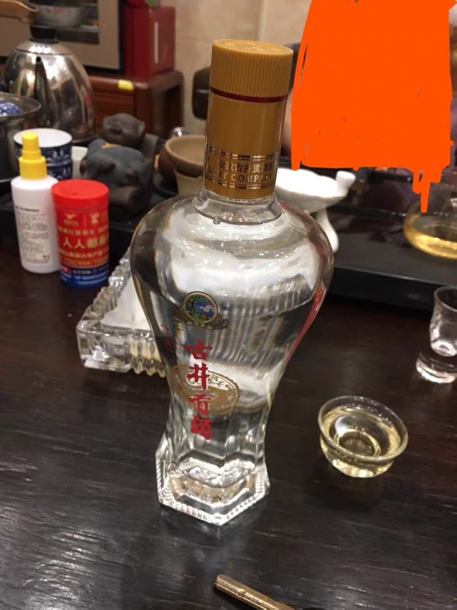 的白酒,质量也是很好的,喝起来完全不输于几百元的白酒,在买白酒时,不