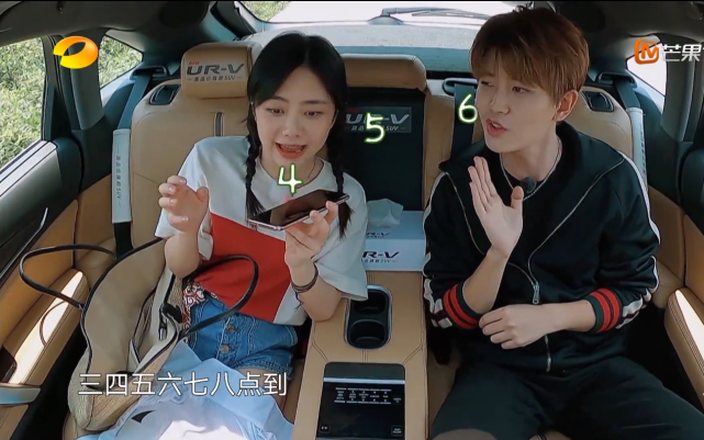 《向往的生活》热播,谭松韵任嘉伦玩耍泼水节,许魏洲