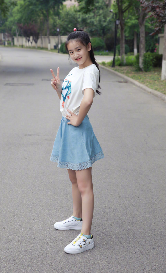 田亮12岁女儿开挂式长大,穿"校花裙"玩滑板时,还凹出