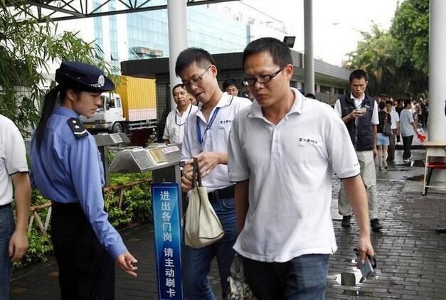富士康的保安为什么不愿离职?普工一辈子也不会明白,不是钱的事