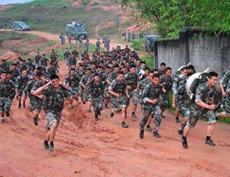 为什么当兵的人都说“宁跑5公里，不跑3千米”？只有跑过的老兵才会懂！