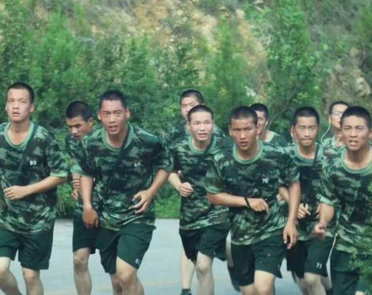 为什么当兵的人都说“宁跑5公里，不跑3千米”？只有跑过的老兵才会懂！