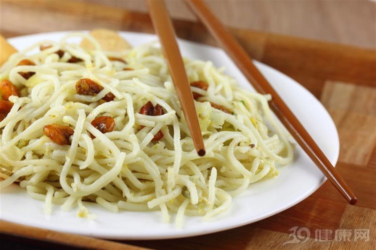因孩子爱吃的食物，一家四口接连患上白血病，甲醛竟超标400倍