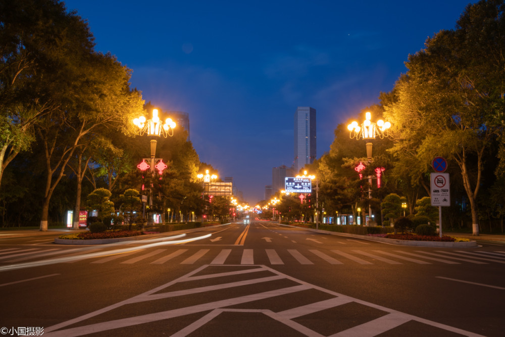 长春之光:凌晨三点霓虹灯下的人民广场,携手历史共创未来