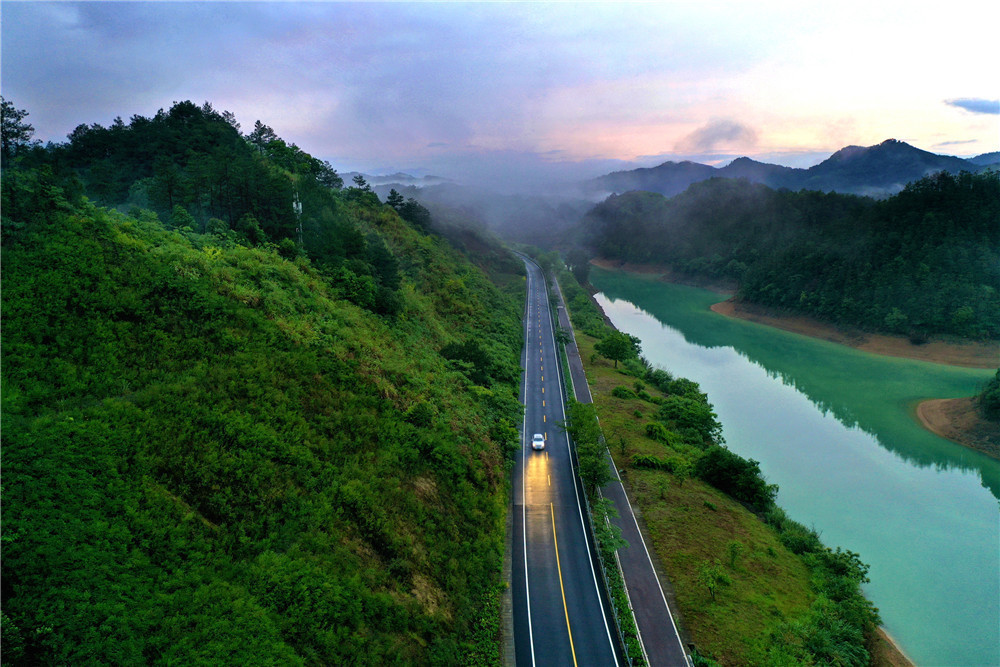 《雾满淳杨线》淳杨线叶岭段淳安县的偏远山村,都因为这些美丽公路的