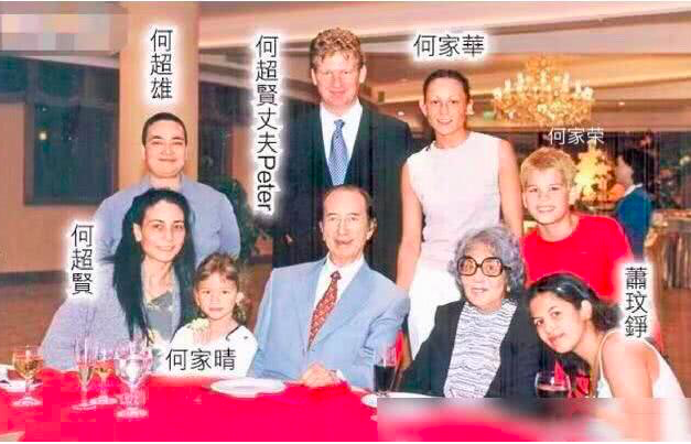 何超贤儿子不贴心,何家荣昔日与小姨合影,却不帮何超雄提重物