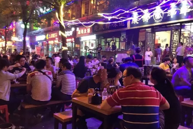 我们街边的深夜食堂——东新街夜市