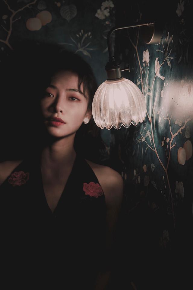 THE9许佳琪晒暗黑系美照，复古深V旗袍秀直角肩，又美又飒！