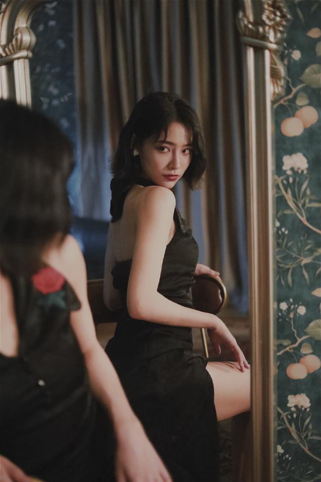 THE9许佳琪晒暗黑系美照，复古深V旗袍秀直角肩，又美又飒！