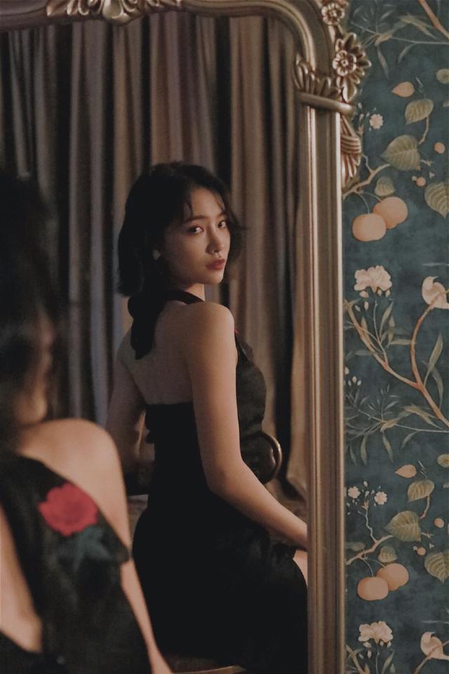 THE9许佳琪晒暗黑系美照，复古深V旗袍秀直角肩，又美又飒！