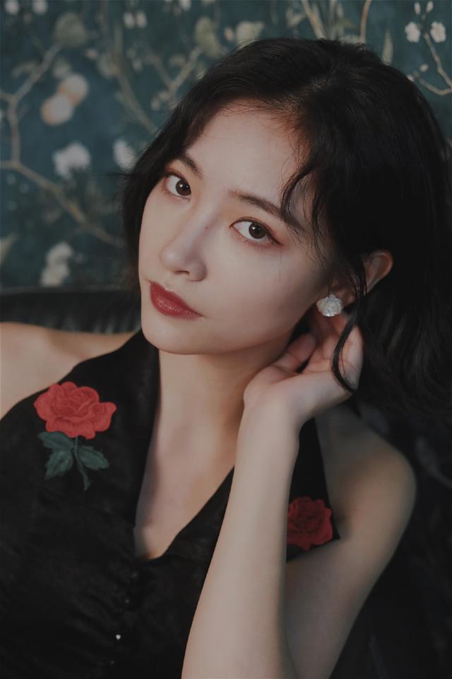 THE9许佳琪晒暗黑系美照，复古深V旗袍秀直角肩，又美又飒！