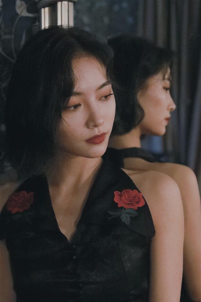 THE9许佳琪晒暗黑系美照，复古深V旗袍秀直角肩，又美又飒！