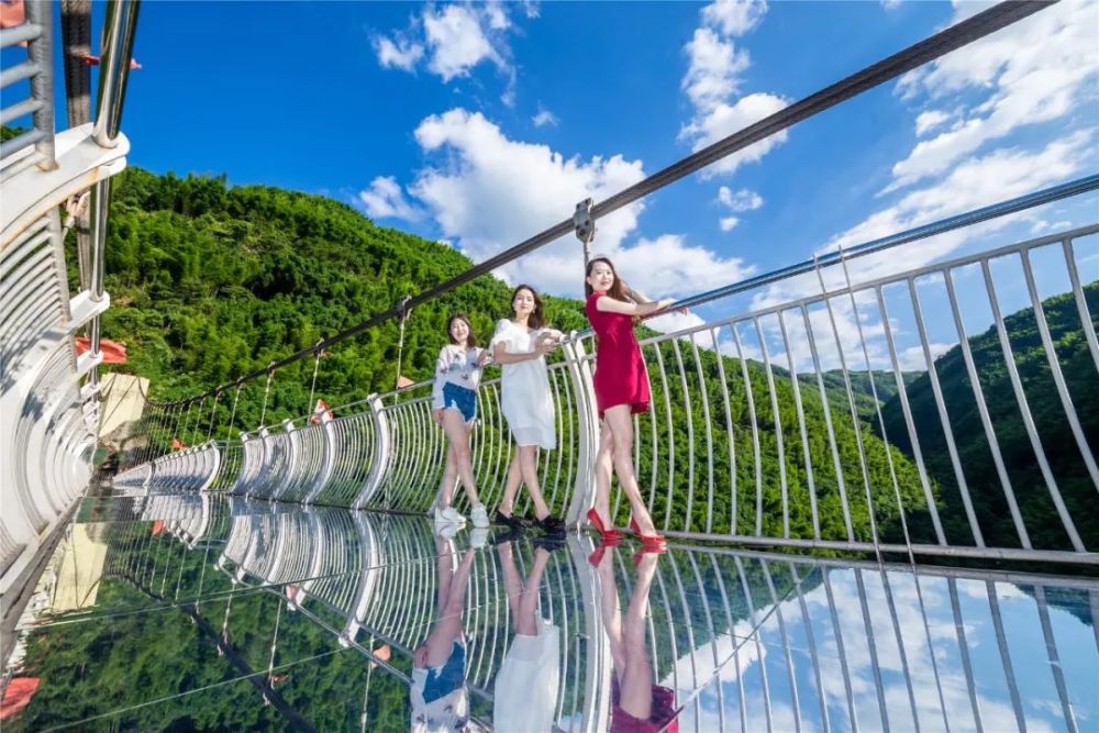 白云山打卡天空之镜玻璃桥邂逅桫椤竹海浅溪飞瀑人少景美超出片