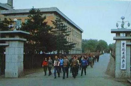 宜昌校区(原葛洲坝水电工程学院)与湖北三峡学院合并组建成三峡大学