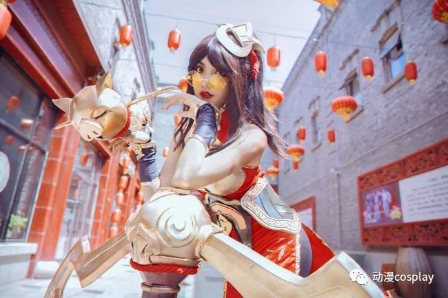 英雄联盟烈焰美人薇恩cos:致敬那个已经离开的男人