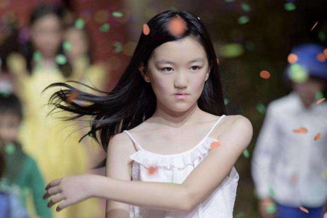 曾因兔唇被嘲讽如今14岁的李嫣美得与王菲越来越像了