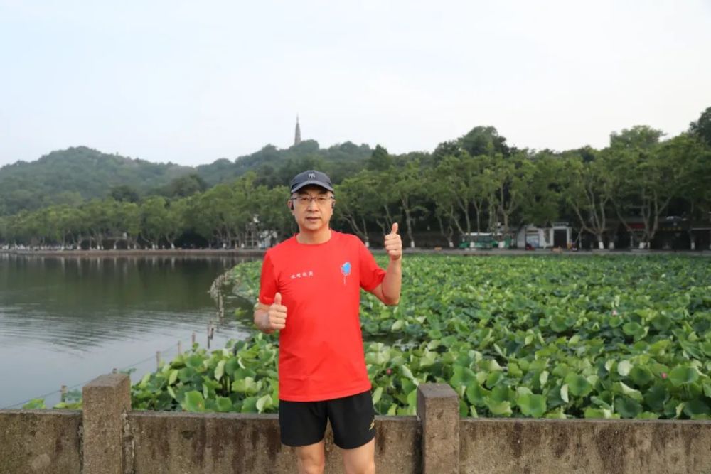 暖心！早上有跑友在西湖边摆摊“卖”鸡蛋饼，营养粥，还有玉米和西瓜