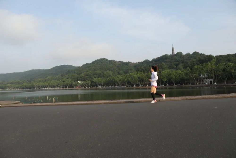 暖心！早上有跑友在西湖边摆摊“卖”鸡蛋饼，营养粥，还有玉米和西瓜