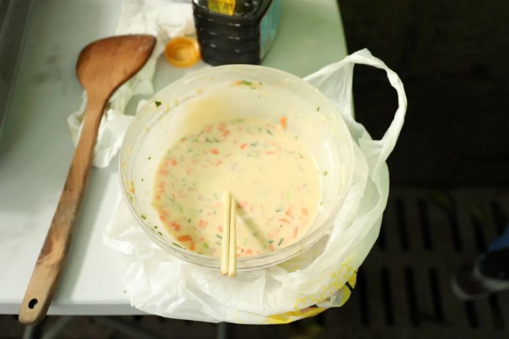 暖心！早上有跑友在西湖边摆摊“卖”鸡蛋饼，营养粥，还有玉米和西瓜