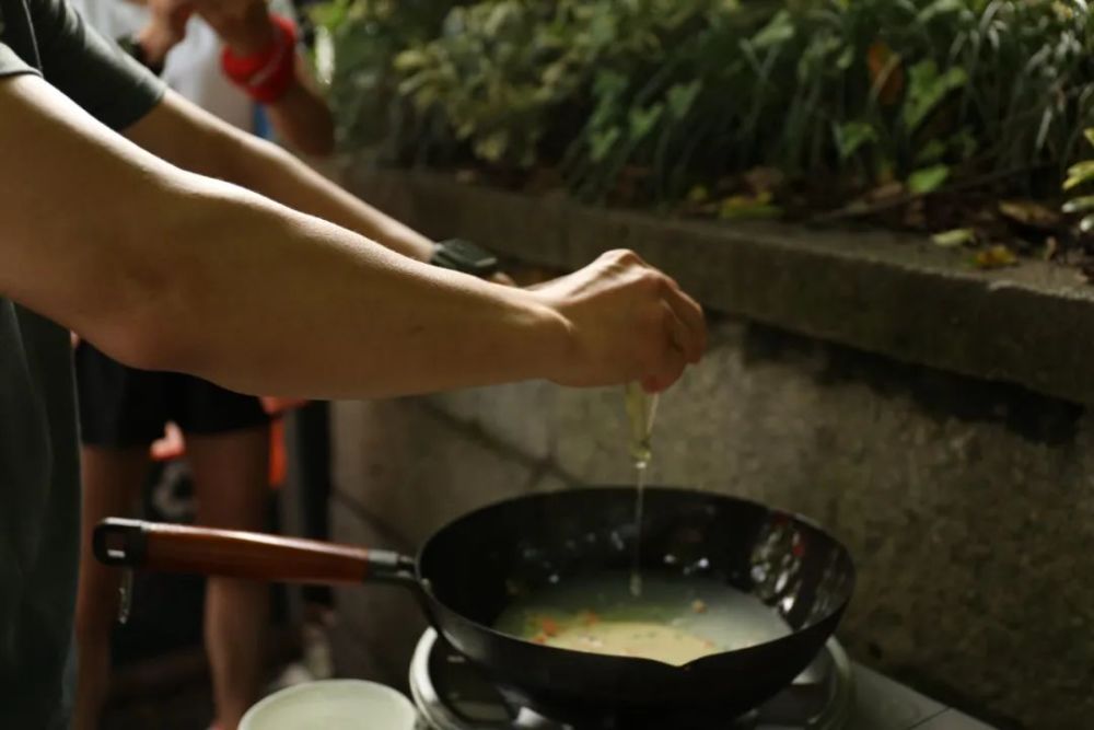 暖心！早上有跑友在西湖边摆摊“卖”鸡蛋饼，营养粥，还有玉米和西瓜