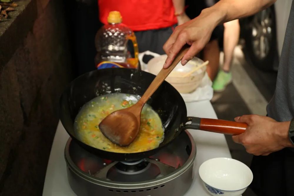 暖心！早上有跑友在西湖边摆摊“卖”鸡蛋饼，营养粥，还有玉米和西瓜