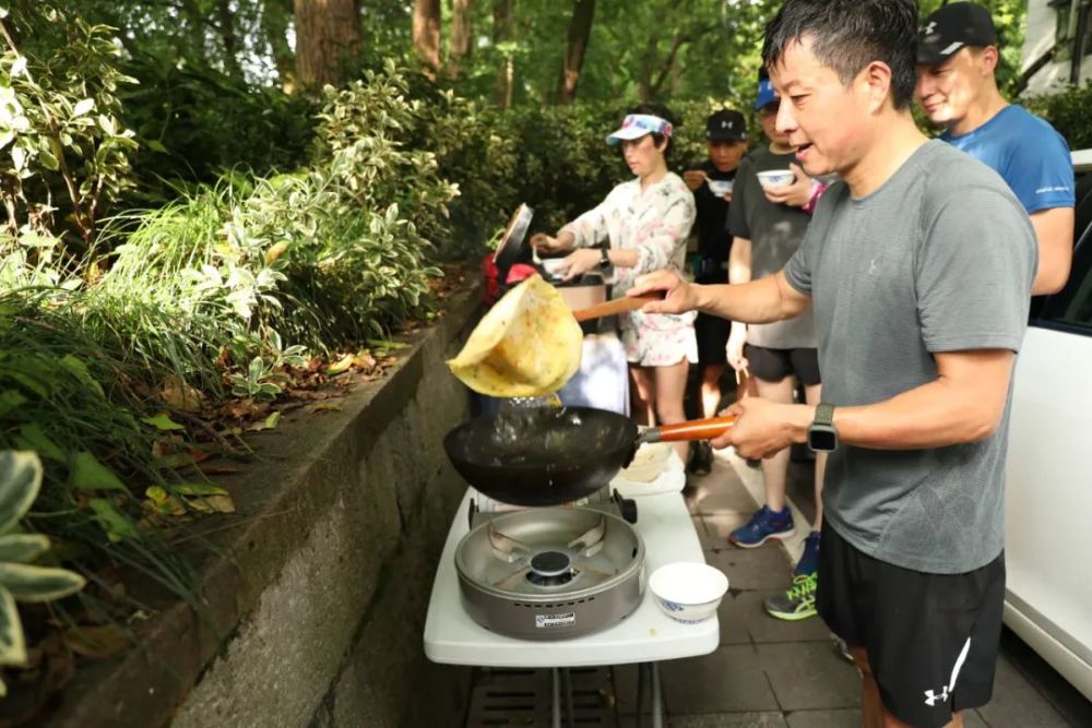 暖心！早上有跑友在西湖边摆摊“卖”鸡蛋饼，营养粥，还有玉米和西瓜
