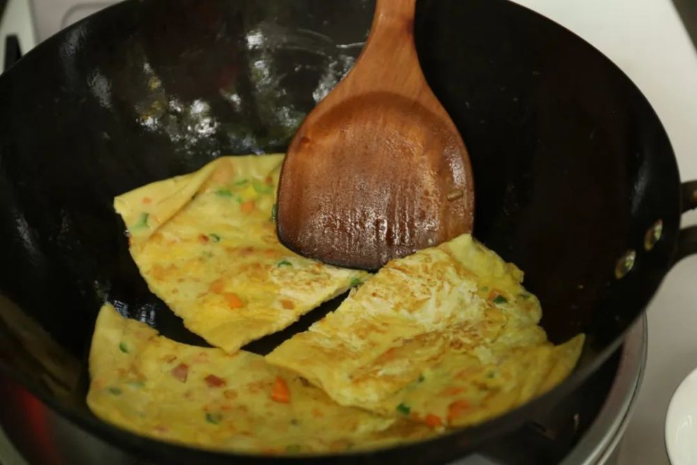暖心！早上有跑友在西湖边摆摊“卖”鸡蛋饼，营养粥，还有玉米和西瓜